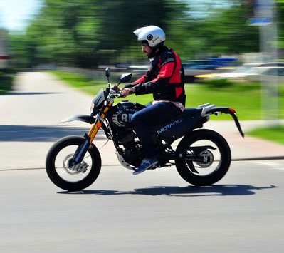 В Лельчицком районе мотоциклист-бесправник сбил девушку-пешехода и скрылся с места происшествия