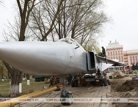 Легендарный бомбардировщик Су-24 устанавливают в Гомеле