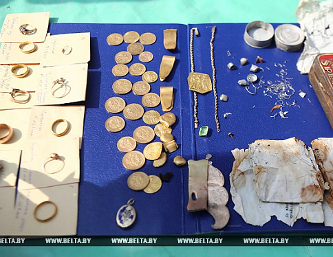 В центре Гродно нашли клад из золотых монет и украшений