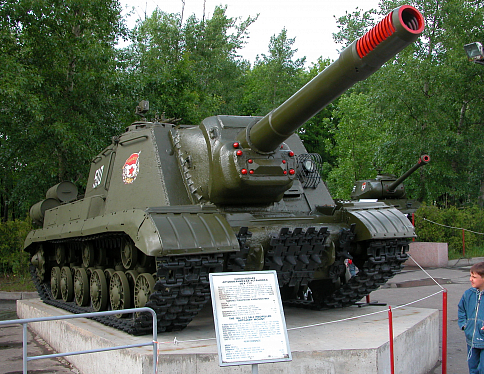 В Рогачеве установлен памятник боевой самоходной артиллерийской установке ИСУ-152, которая была выпущена в 1943 году
