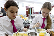 В Беларуси продолжается экспериментальный проект по обновлению школьного питания.