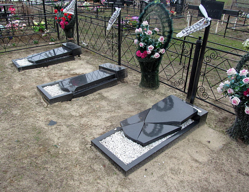 Вандалы разрушили два десятка надгробных памятников на кладбище в Речицком районе
