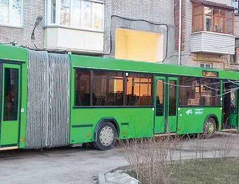 Госавтоинспекция оштрафовала водителя рейсового автобуса, заехавшего во двор жилого дома в Гомеле