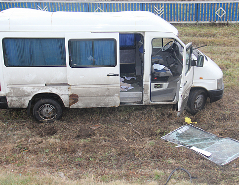 Не «переобутый» на зиму микроавтобус вылетел с дороги и сбил двух женщин