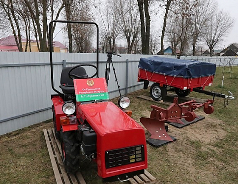 Президент подарил трактор семье в Буда-Кошелёво