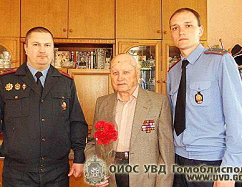 Сотрудники ОВД администрации Советского района поздравили с Днём Победы ветерана