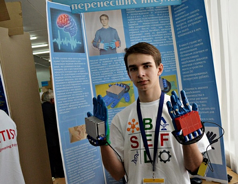 Гомельский студент разработал перчатку-робота для восстановления после инсульта