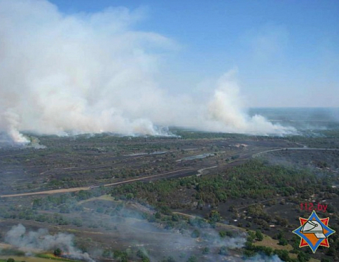 В Лельчицком районе Гомельской области в 1,5 раза сократилась площадь пожара на границе с Украиной
