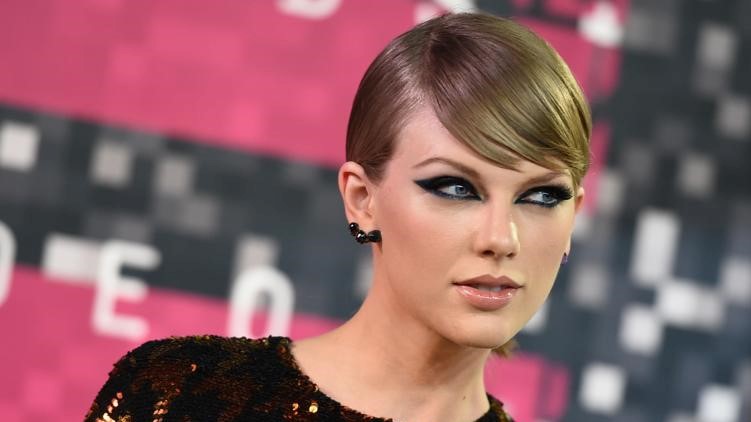 Тейлор Свифт пришла на футбольный матч в наряде за 6 тысяч долларов