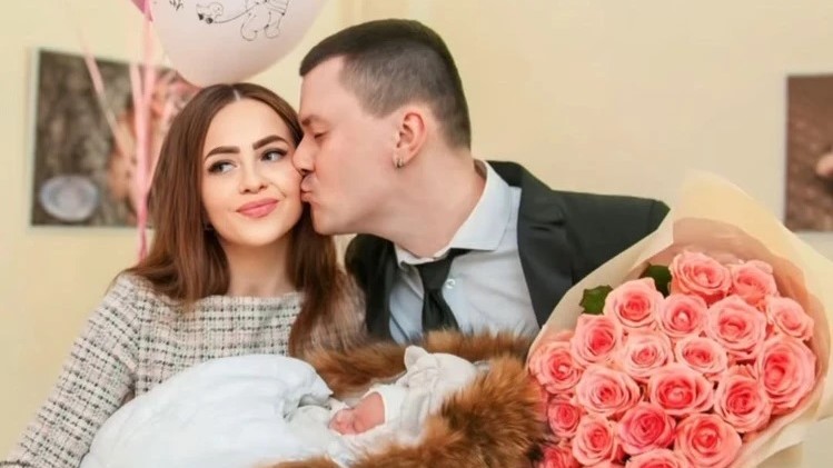 Александр Солодуха-младший впервые показал новорожденную дочь