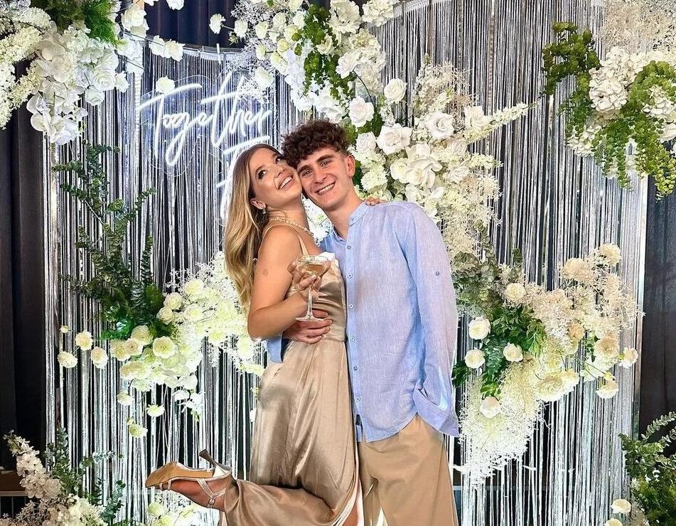 Блогеры Аня Покров и Артур Бабич объявили о помолвке