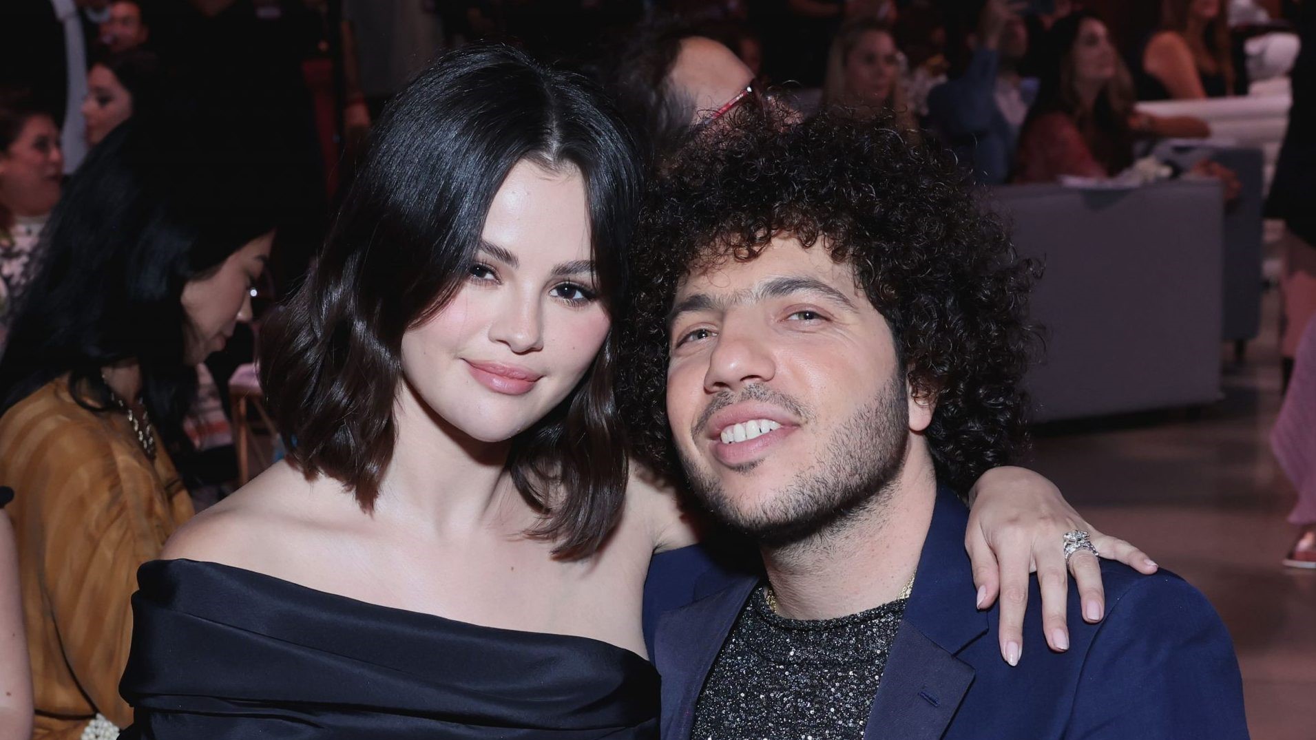 Селена Гомес вышла в свет в дорогостоящем костюме 