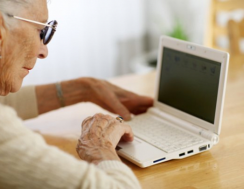 Гомельские пенсионеры учатся оплачивать коммунальные услуги в Интернете