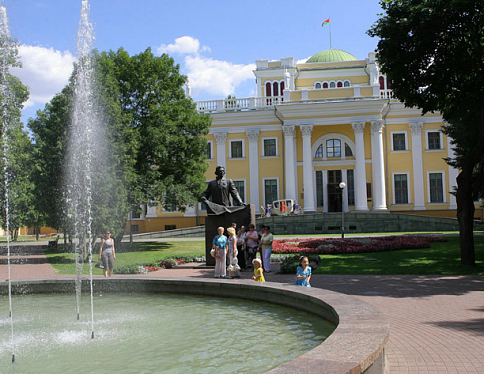 В музее Гомельского дворцово-паркового ансамбля сегодня открывается выставка текстильной скульптуры "Снежное лето"