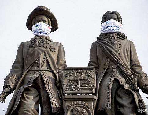 В Екатеринбурге надели маски на знаменитые памятники