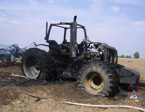В Речицком районе прямо в поле сгорел трактор